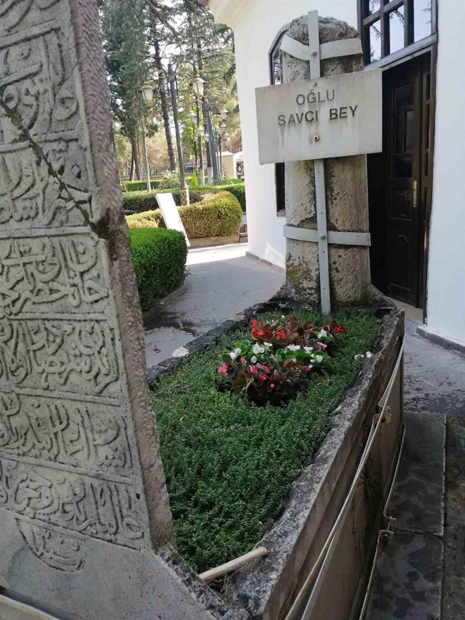 Ertuğrulgazi Türbesi çevresinde bakım ve çiçeklendirme çalışması