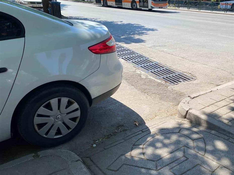 Eskişehir’de engelli ve bebek arabası geçişine saygısız park