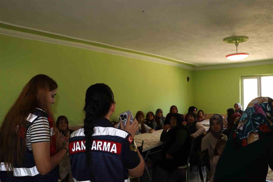 Jandarma ekipleri kadınlara KADES’i tanıttı