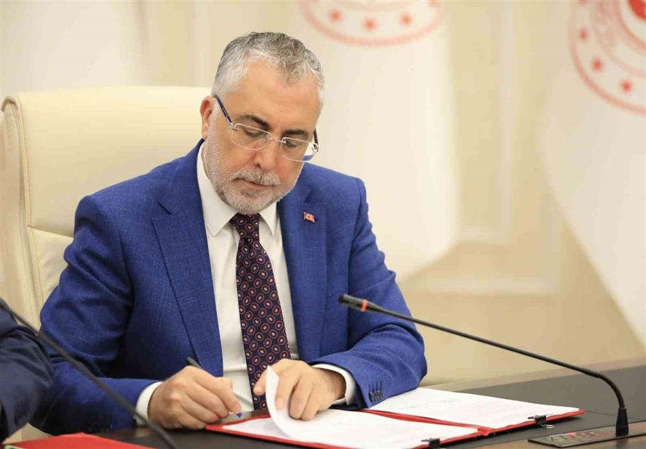 Bakan Işıkhan: "11 hizmet kolunun tamamında imzalarımızı attık"