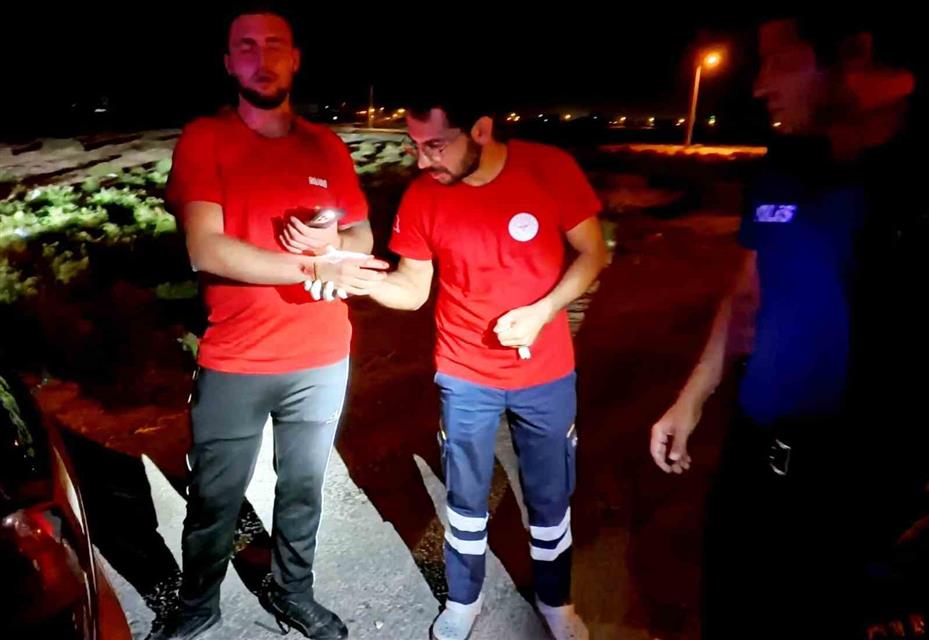 Sağlık ekibine "Pansuman yapın gönderin" dedi, gazeteciyle de imalı konuştu