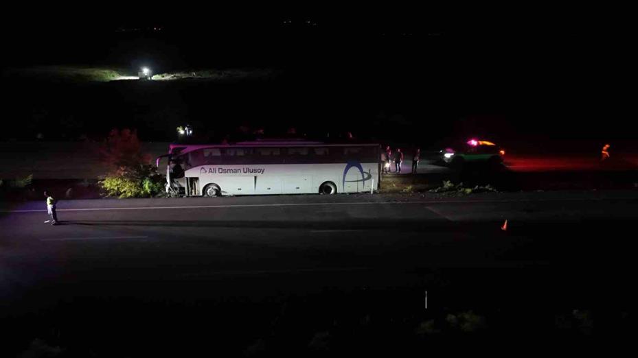Orta refüje çıkan yolcu otobüsü ağaçları devirdi: 1 ölü, 13 yaralı