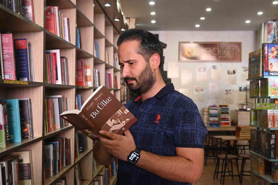 (ÖZEL) Dükkan önüne astıkları afiş vatandaşlara okuma alışkanlığı kazandırıyor