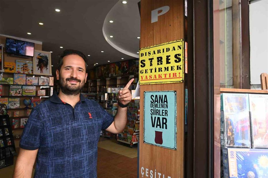 (ÖZEL) Dükkan önüne astıkları afiş vatandaşlara okuma alışkanlığı kazandırıyor