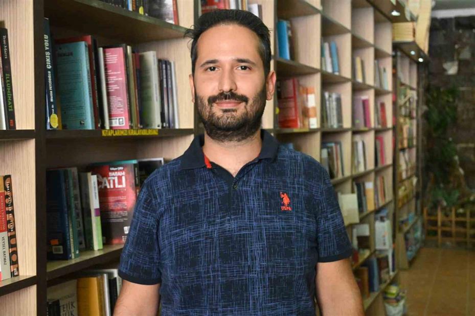 (ÖZEL) Dükkan önüne astıkları afiş vatandaşlara okuma alışkanlığı kazandırıyor