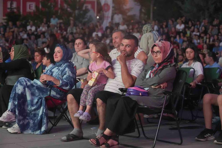 Kibar Feyzo filmi Keçiören’de açık hava sinemasında gösterimdeydi
