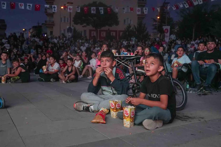 Kibar Feyzo filmi Keçiören’de açık hava sinemasında gösterimdeydi