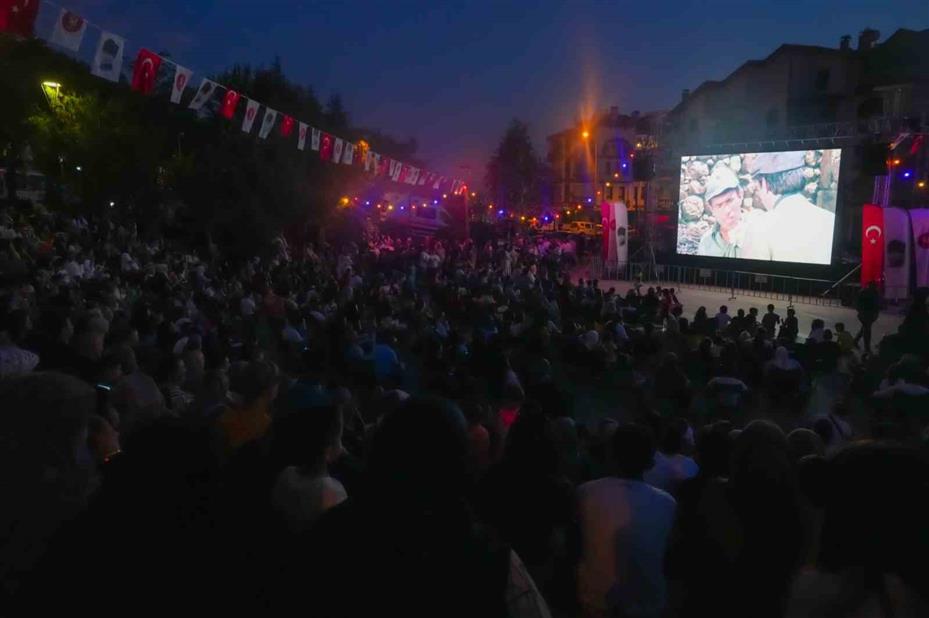 Kibar Feyzo filmi Keçiören’de açık hava sinemasında gösterimdeydi