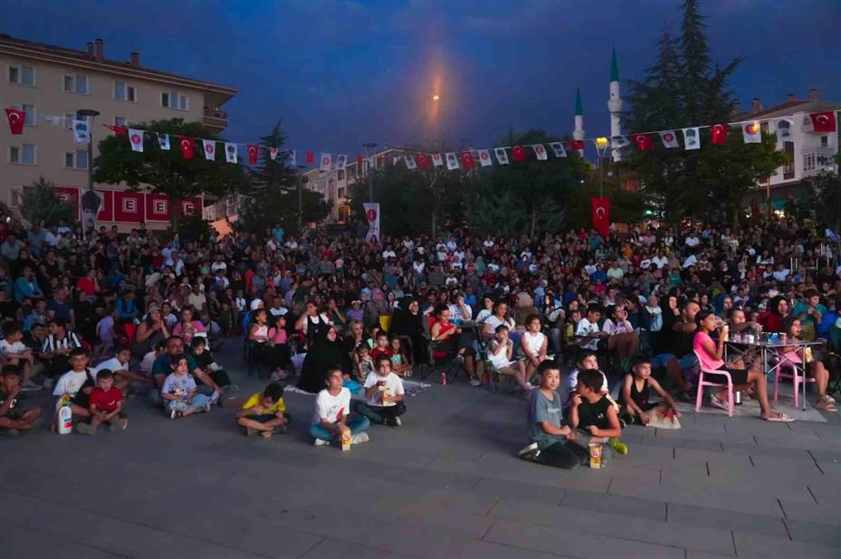 Kibar Feyzo filmi Keçiören’de açık hava sinemasında gösterimdeydi