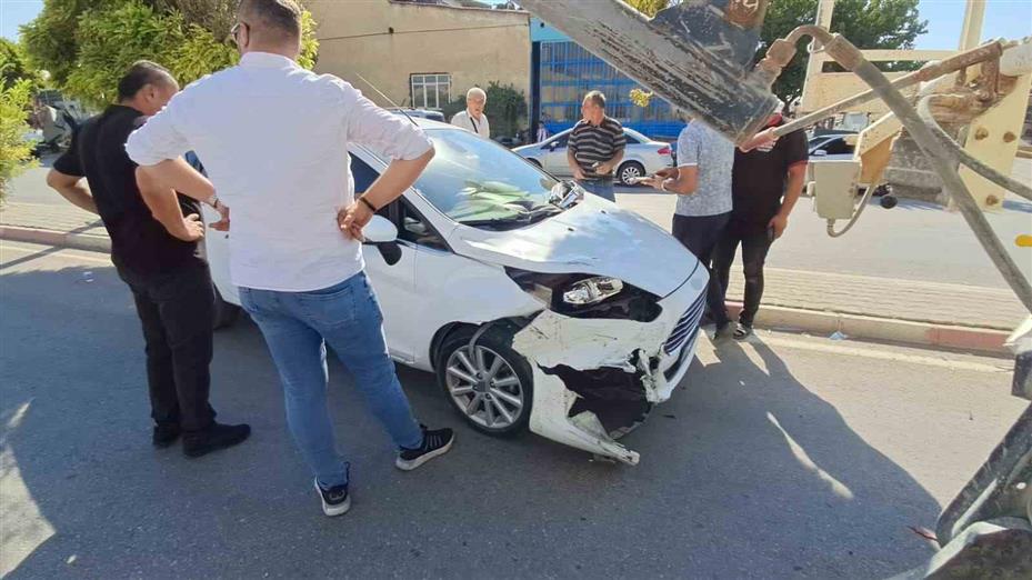Karaman’da otomobilin beton mikserine çarptığı kaza kamerada: 1 yaralı