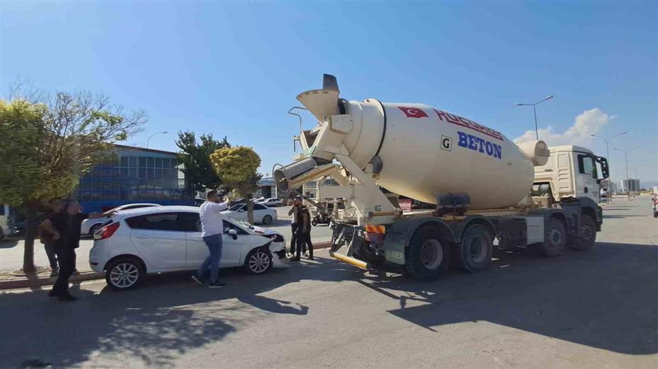 Karaman’da otomobilin beton mikserine çarptığı kaza kamerada: 1 yaralı