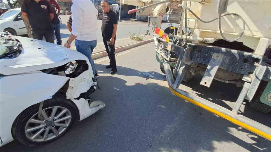 Karaman’da otomobilin beton mikserine çarptığı kaza kamerada: 1 yaralı