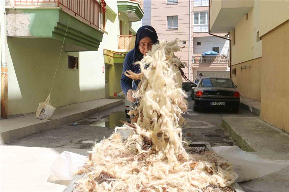 Yün yorgan ve yastıklar geleneksel yöntemler ile kışa hazırlanıyor