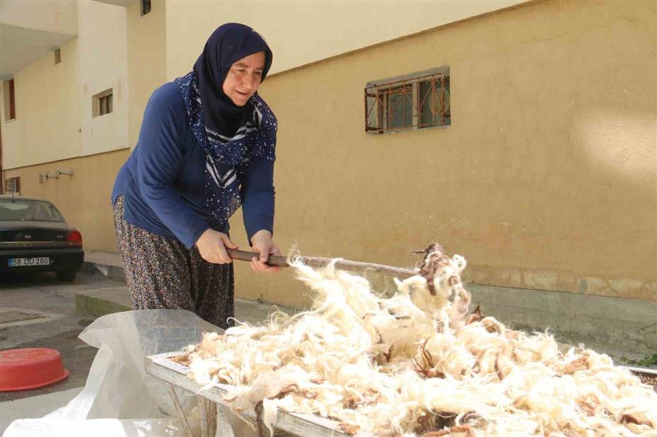 Yün yorgan ve yastıklar geleneksel yöntemler ile kışa hazırlanıyor