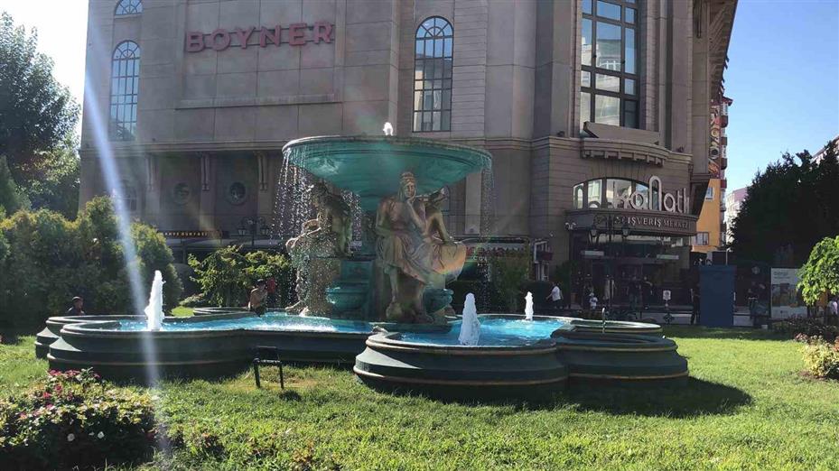 Süs havuzunda eğlenen çocuk kameraya kaydedildiğini anlayınca komik hareketler sergiledi