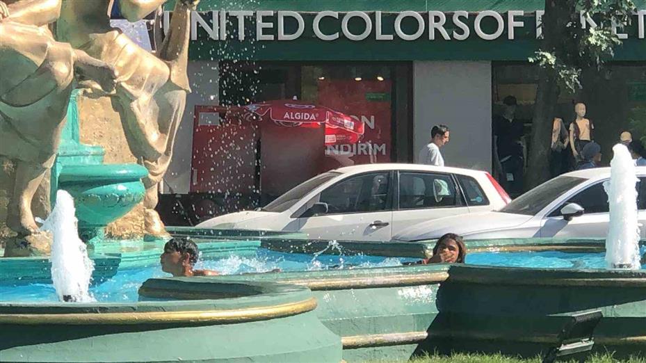 Süs havuzunda eğlenen çocuk kameraya kaydedildiğini anlayınca komik hareketler sergiledi