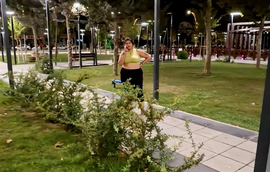 "Tecavüz ediyorlar" diye çığlık attı, yardıma gelenleri darbetti