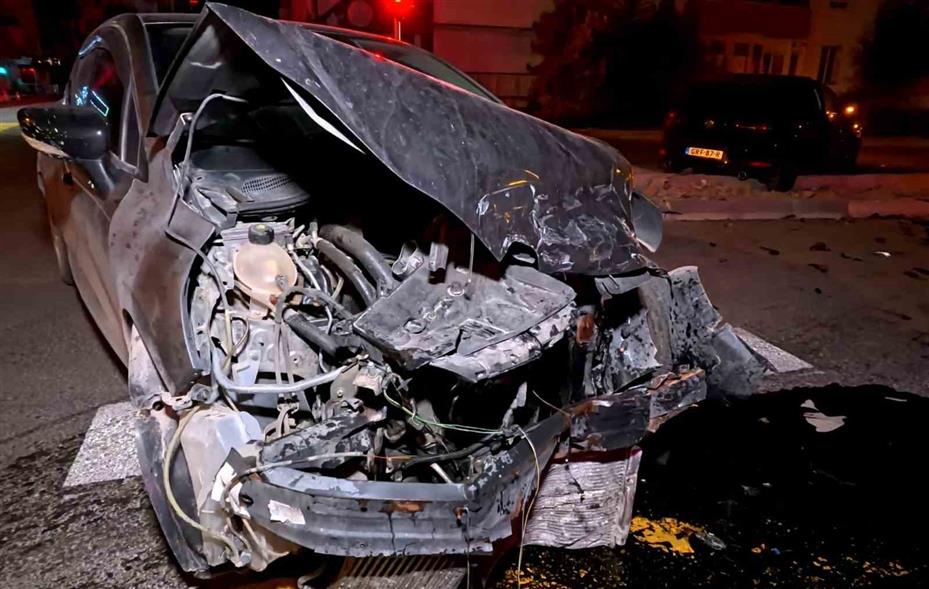 Kavşakta kaza yapan otomobil hurdaya döndü