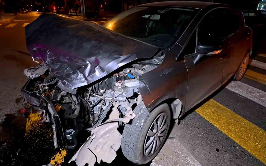 Kavşakta kaza yapan otomobil hurdaya döndü