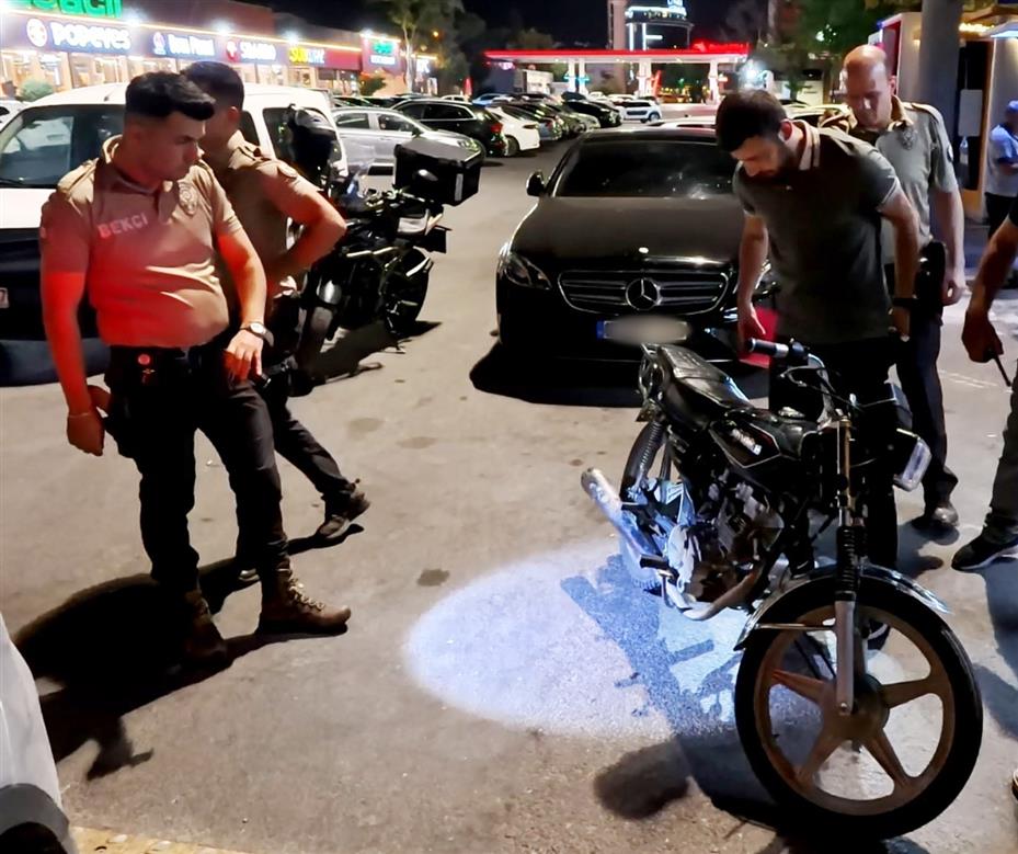 Plakasız ve şasi numarasız motosiklet trafikten men edilerek, kriminale gönderildi