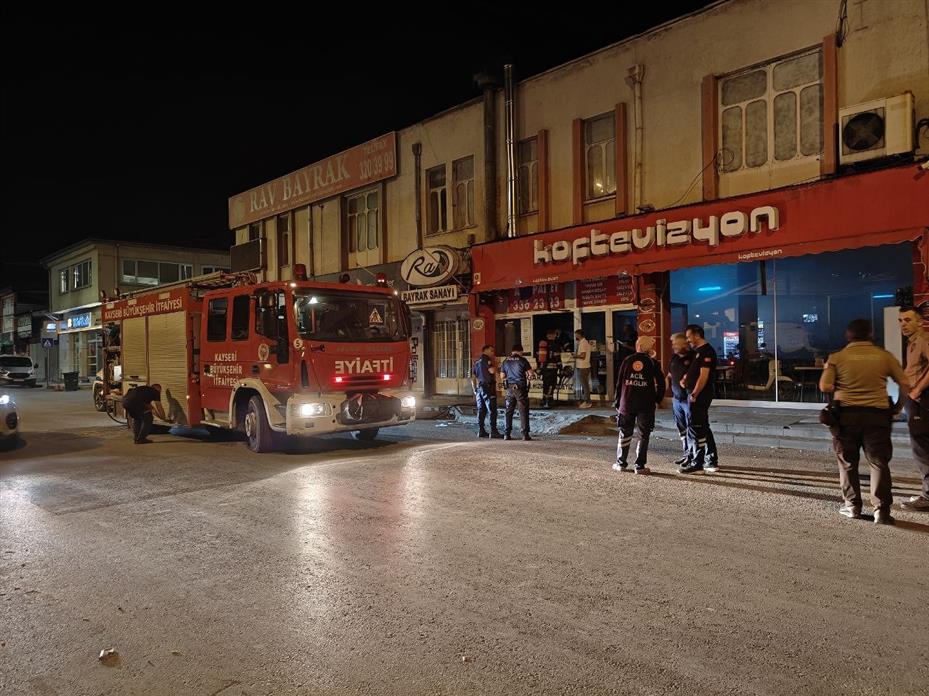 Ocaktaki köz iş yerinde yangın çıkardı