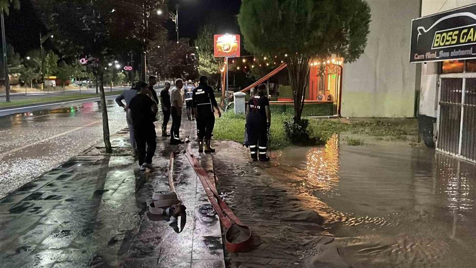 Sivas’ta ana hat su borusu patladı, belediye ekipleri müdahale etti