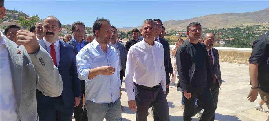 Özgür Özel Divriği Ulu Camii’de Cuma Namazı kıldı