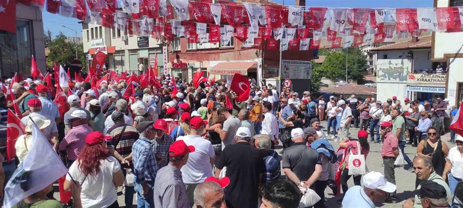 Özgür Özel Divriği Ulu Camii’de Cuma Namazı kıldı