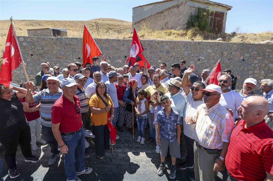 Özgür Özel Divriği Ulu Camii’de Cuma Namazı kıldı