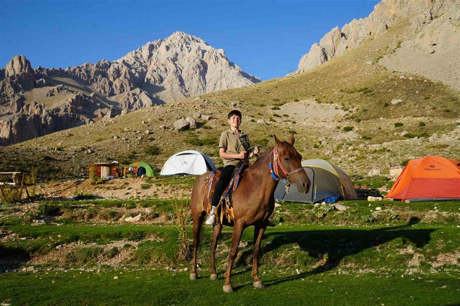 Aladağlar’ın şerpaları: Katırlarla zirve yolculuğu