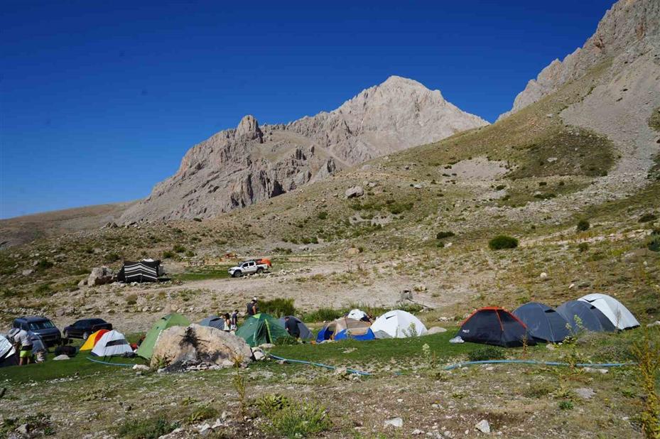Aladağlar’ın şerpaları: Katırlarla zirve yolculuğu
