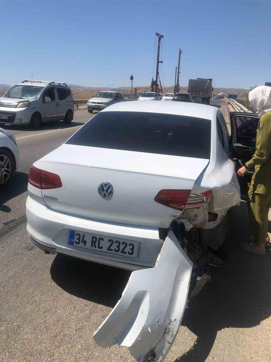 Sürücüyü arı soktu, otomobil bariyerlere çarpıp savruldu: 1 yaralı