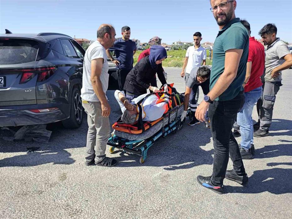 Aksaray’da otomobil minibüsle çarpıştı: 2 yaralı