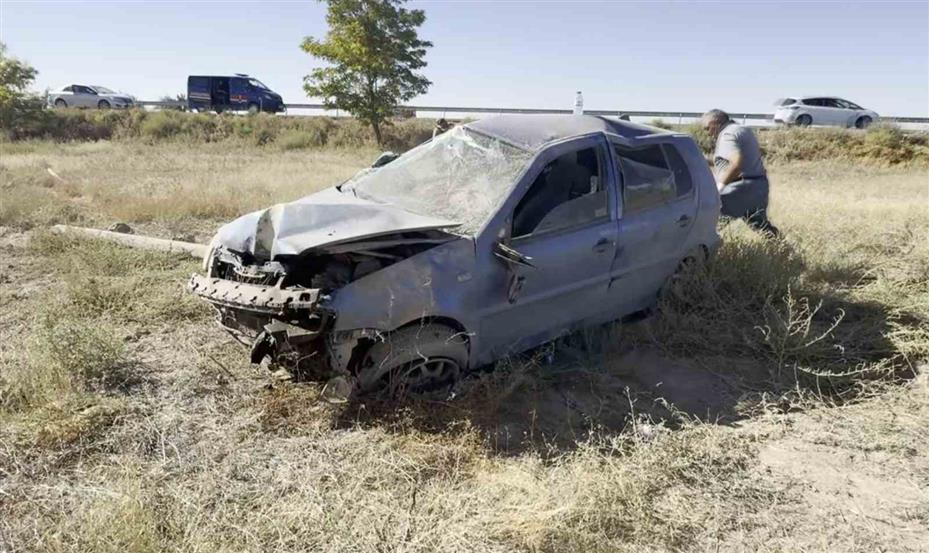 Otomobilin hurdaya döndüğü kazadan küçük sıyrıklarla kurtuldu