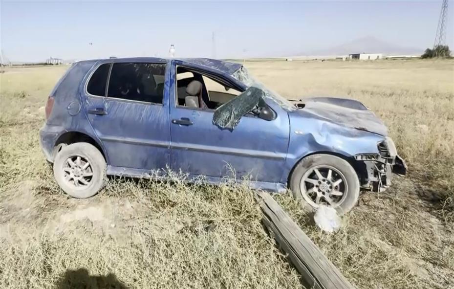 Otomobilin hurdaya döndüğü kazadan küçük sıyrıklarla kurtuldu