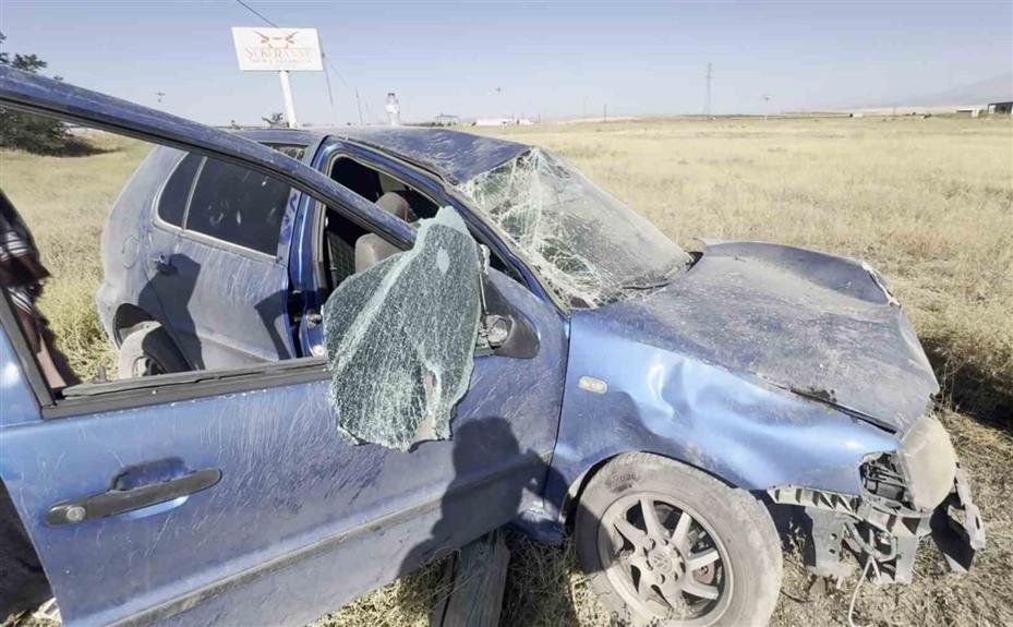 Otomobilin hurdaya döndüğü kazadan küçük sıyrıklarla kurtuldu