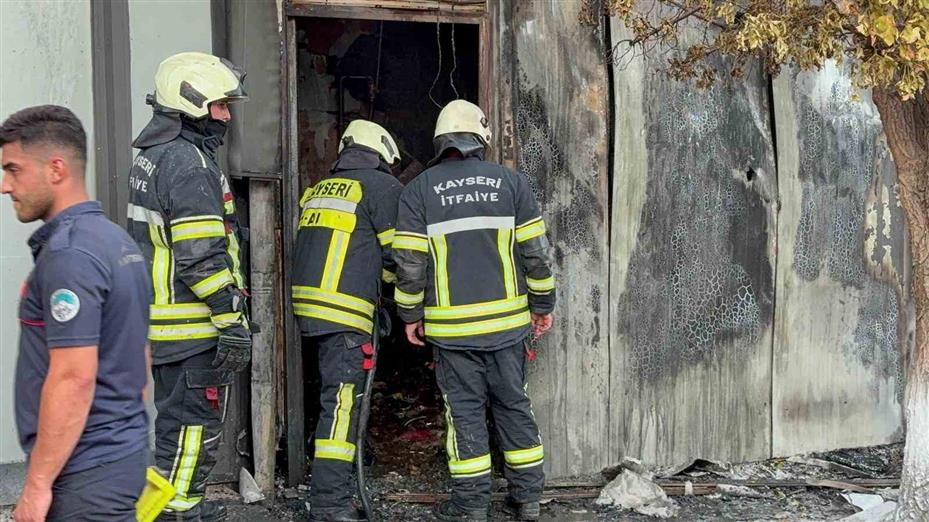 Kayseri’de yangın depoyu küle çevirdi