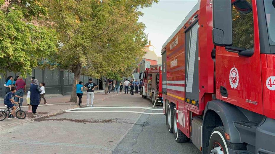 Kayseri’de yangın depoyu küle çevirdi