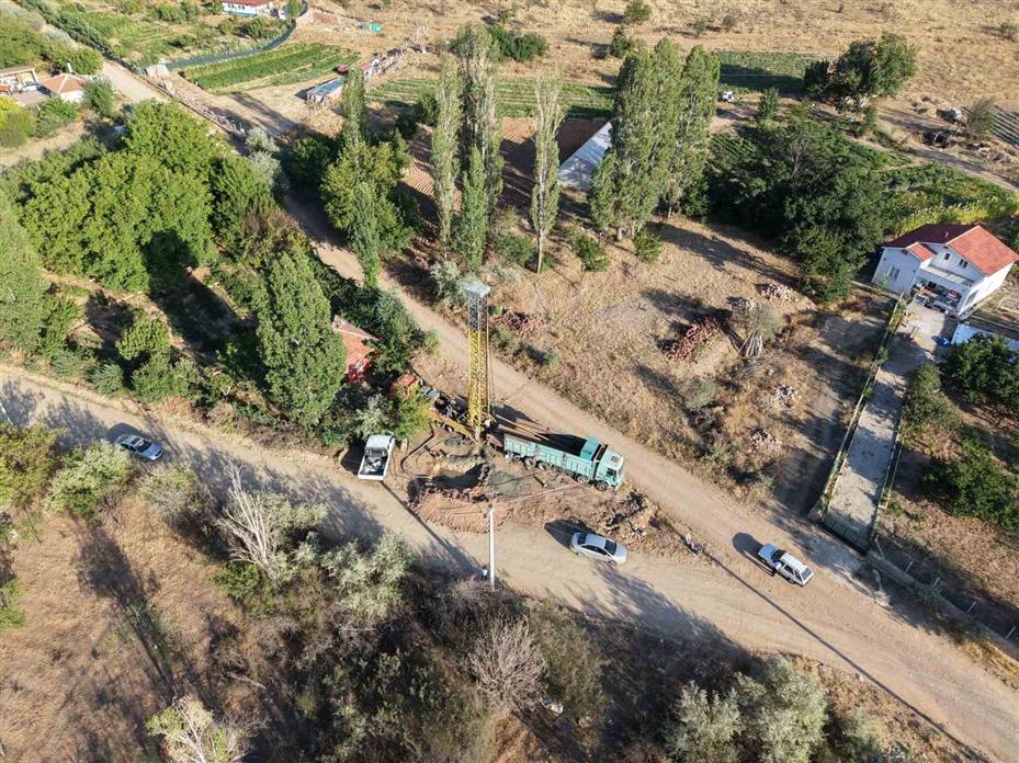 Sular çekildi, kuraklık göleti çorak araziye dönüştürdü