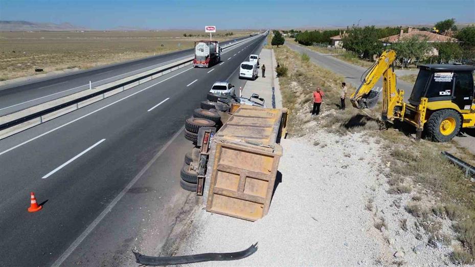 Karaman’da kontrolden çıkan mıcır yüklü kamyon devrildi: 1 yaralı