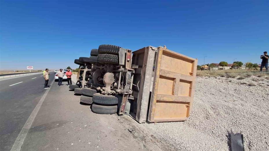 Karaman’da kontrolden çıkan mıcır yüklü kamyon devrildi: 1 yaralı