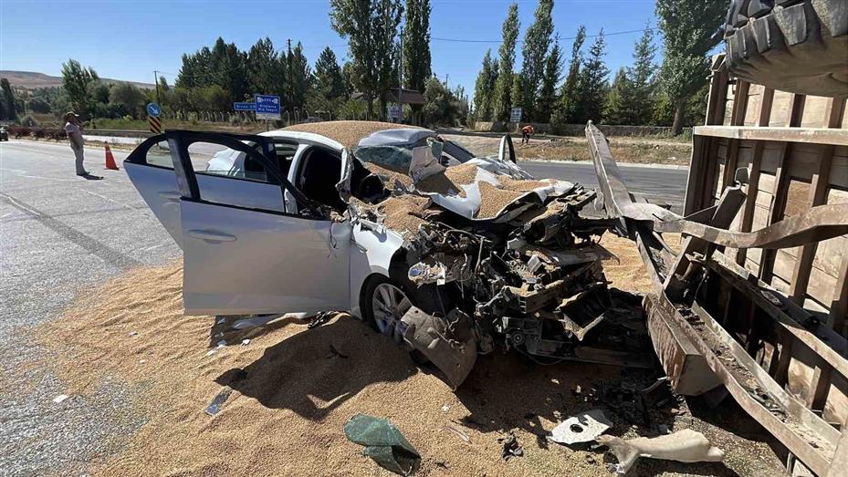 Kontrolsüz yola çıkan buğday yüklü traktör kazaya neden oldu: 3 yaralı