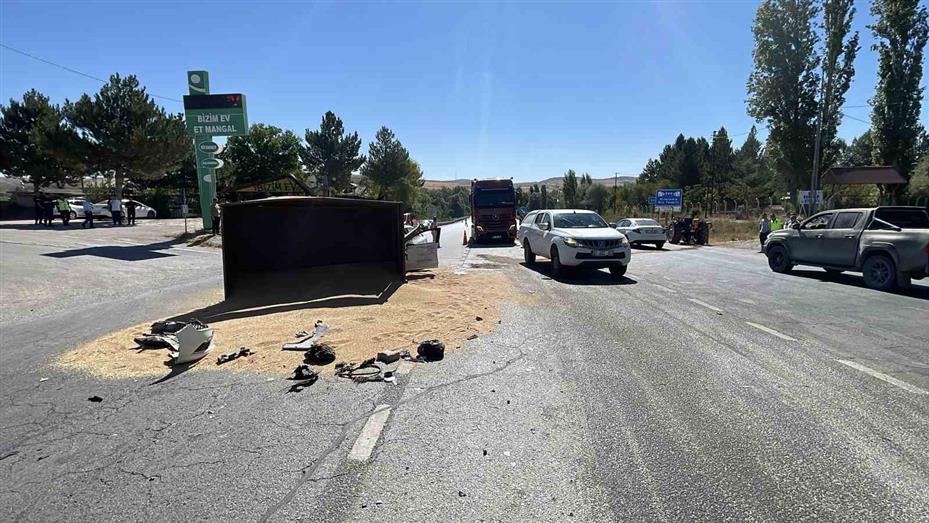 Kontrolsüz yola çıkan buğday yüklü traktör kazaya neden oldu: 3 yaralı