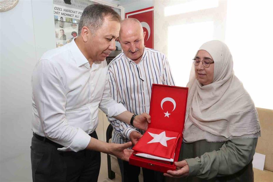 Bakan Yerlikaya’dan şehit Ahmet Doğan’ın Denizli’deki baba ocağına ziyaret