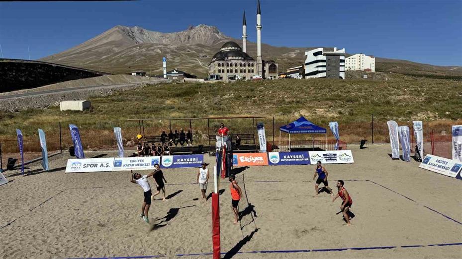 Erciyes’te ’En Havalı Voleybol Turnuvası’nda ilk düdük çaldı