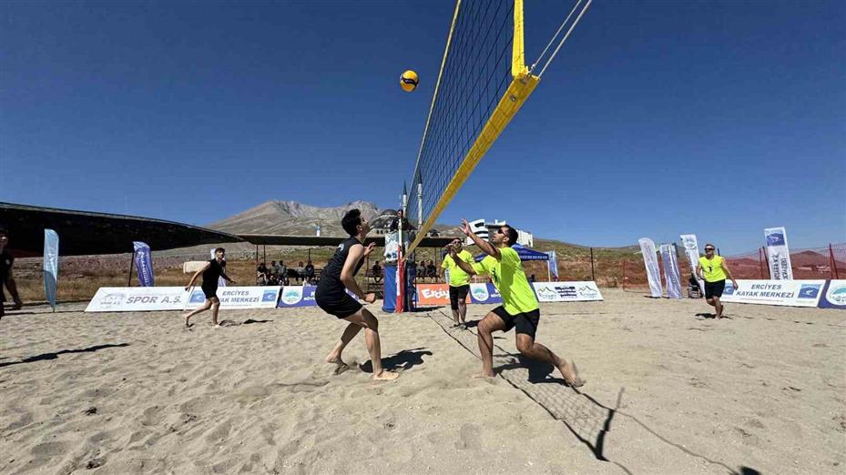Erciyes’te ’En Havalı Voleybol Turnuvası’nda ilk düdük çaldı