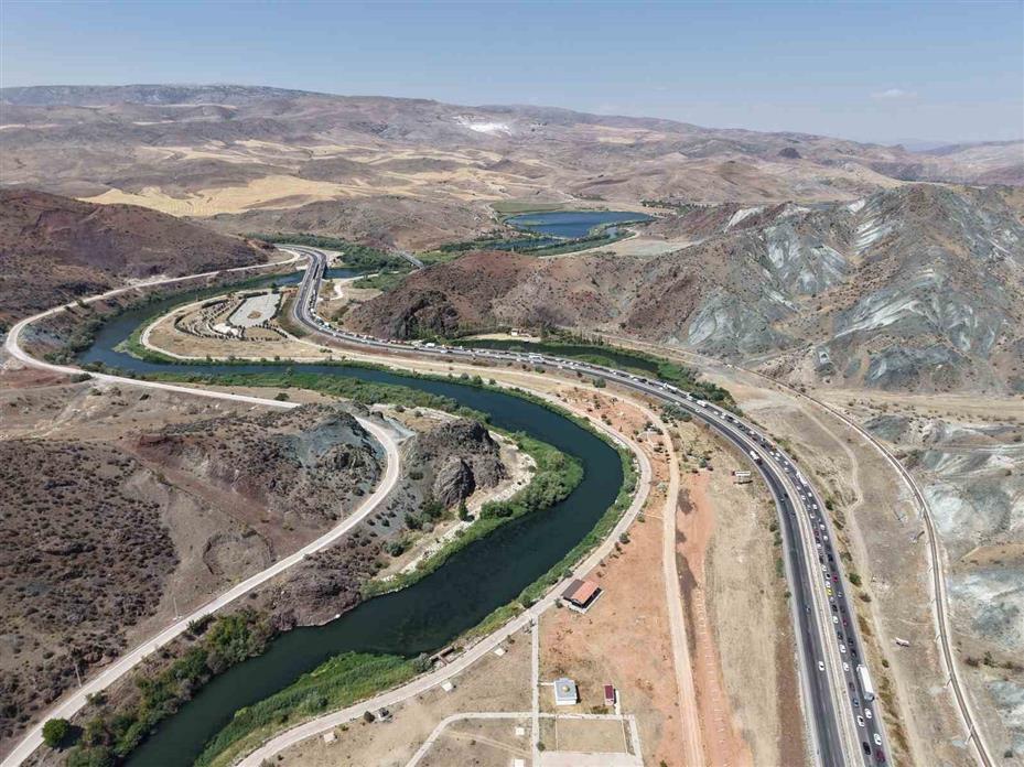 43 ilin geçiş güzergahında trafik durma noktasına geldi: Kilometrelerce araç kuyruğu oluştu