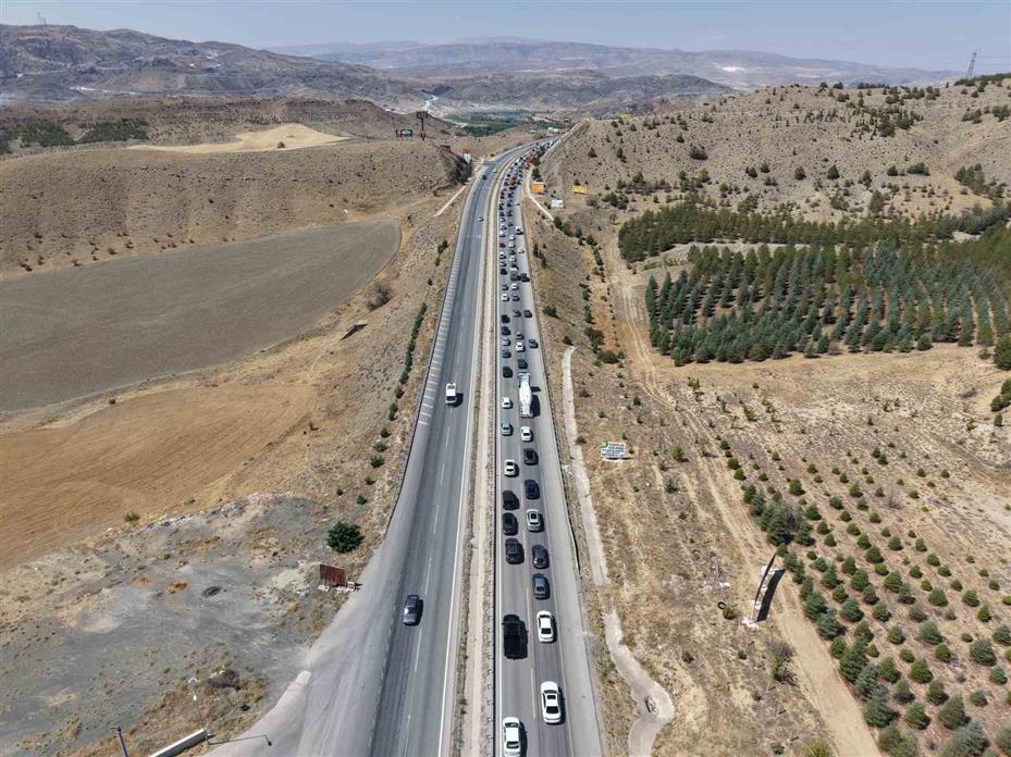 43 ilin geçiş güzergahında trafik durma noktasına geldi: Kilometrelerce araç kuyruğu oluştu