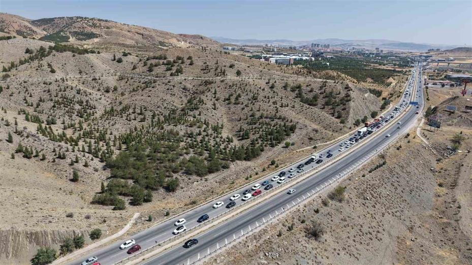 43 ilin geçiş güzergahında trafik durma noktasına geldi: Kilometrelerce araç kuyruğu oluştu
