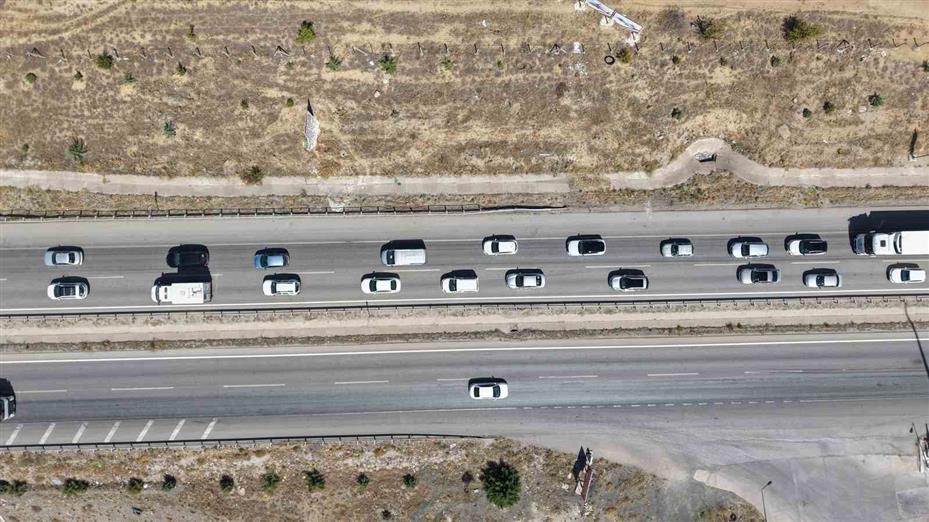 43 ilin geçiş güzergahında trafik durma noktasına geldi: Kilometrelerce araç kuyruğu oluştu